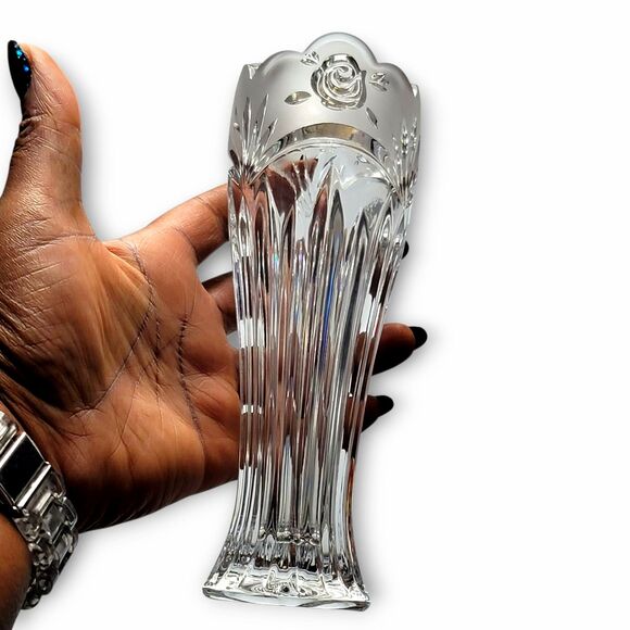 Oneida Southern Garden 7 Inch Crystal Flower Bud Vase - Picture 4 of 12